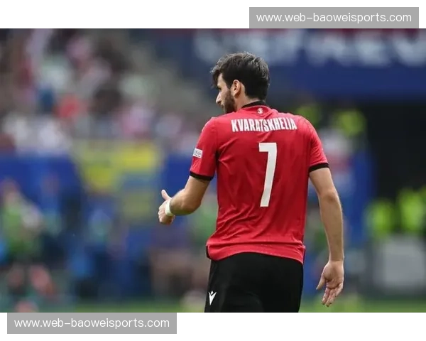 克瓦拉茨赫利亚加盟巴黎后逐渐融入 边路配合仍需时间磨合